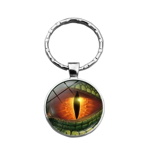 Vue macro détaillée du cabochon en verre œil de dragon sur un porte-clés en métal argenté