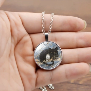 Collier avec pendentif rond chat noir et chouette sur une chaîne argentée fine