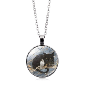Détail du collier argenté avec pendentif chat noir et chouette sous la lune