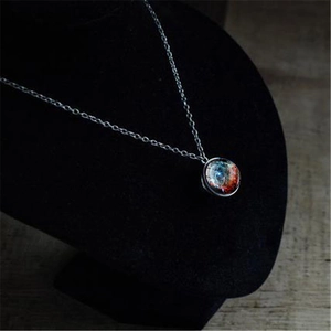 Collier avec pendentif dôme en verre nébuleuse sur chaîne argentée et buste d'exposition