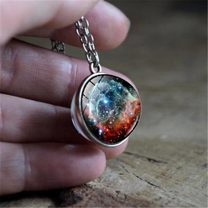 Collier vintage avec dôme en verre et motif nébuleuse cosmique sur une chaîne argentée