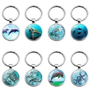 Ensemble détaillé de huit porte-clés marins avec des motifs de tortues et de dauphins