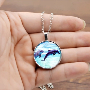 Collana con ciondolo a delfino marino in vetro con catena d'argento e design vintage