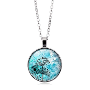 Collana con ciondolo in vetro argentato con motivi floreali vintage su sfondo bianco