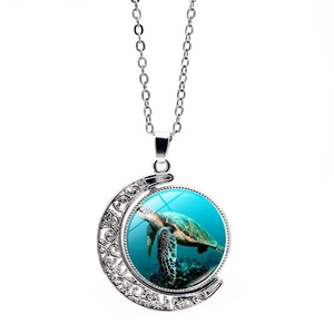 Collar con colgante de luna y tortuga marina plateada con diseño marino giratorio