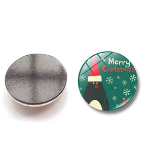 Detailansicht der Vorder- und Rückseite eines 25mm Weihnachts-Pinguin-Kühlschrankmagnets