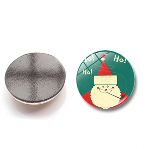 Details der Vorderseite und magnetischen Rückseite eines runden Weihnachtsmann-Kühlschrankmagnets
