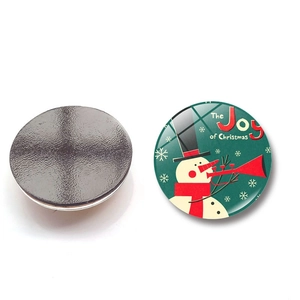 Detail der Glasvorderseite mit Schneemann und der magnetischen Rückseite des Kühlschrankmagnets