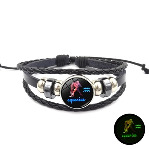 Détails d'un bracelet multicouche en cuir tressé avec médaillon lumineux Verseau