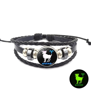 Détail du pendentif Bélier lumineux sur un bracelet multicouche en cuir tressé