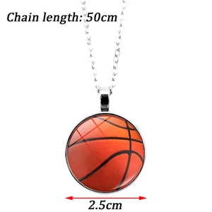Vue détaillée du pendentif basket de 2,5 cm avec chaîne argentée de 50 cm