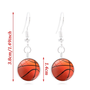 Détail de boucles d'oreilles basket en verre et argent de 1,4 cm avec motif ballon