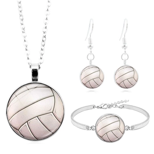 Détail d'un ensemble de bijoux volleyball argentés avec collier, boucles d'oreilles et bracelet