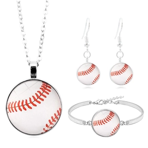 Vue détaillée de la parure de bijoux baseball argentée avec cabochons et coutures rouges