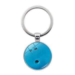 Détail macro du porte-clés argenté avec un pendentif graphique de boule de bowling