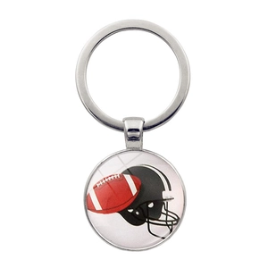 Gros plan détaillé d'un porte-clés rugby en métal avec pendentif ballon rouge et casque