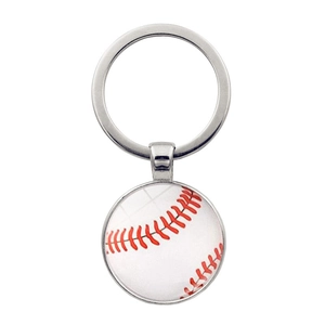 Gros plan détaillé d'un porte-clés de baseball argenté avec des coutures rouges réalistes