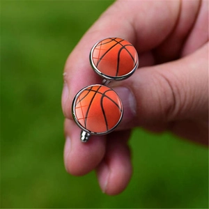 Gros plan de boutons de manchette basket-ball avec base argentée et dôme en verre