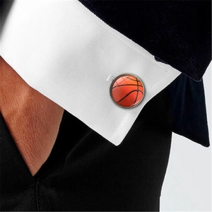 Boutons de manchette basket pour hommes sur chemise blanche et costume noir chic