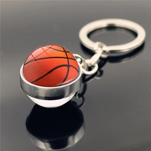 Vue macro d'un porte-clés basketball en boule de cristal avec anneau et chaîne en métal
