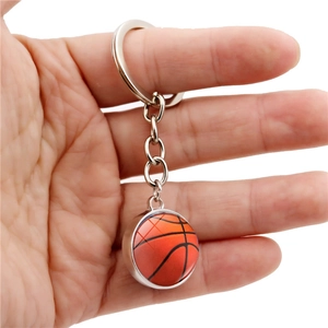 Porte-clés en métal argenté avec motif de basket-ball sous un pendentif rond en verre
