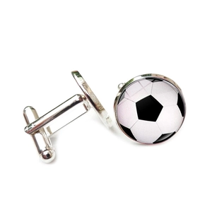 Vue macro des boutons de manchette de football argentés avec fermoir pivotant poli