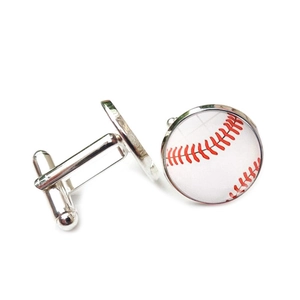 Boutons de manchette sportifs argentés avec motif de baseball et détails de couture rouges
