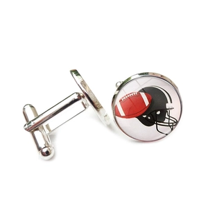 Détail de boutons de manchette argentés avec motif de football américain et casque sport