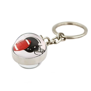 Détail du motif de football américain et casque sous verre convexe sur un porte-clés