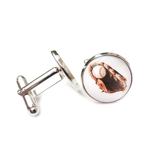 Détail de boutons de manchette argentés avec motif de gant de baseball pour homme