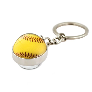 Gros plan du motif de softball jaune sur pendentif en verre avec anneau métallique