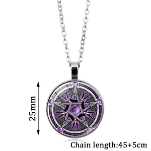 Vue macro du pendentif Triple Lune violet 25mm avec détails de la chaîne argentée