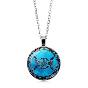 Collier déesse triple lune vintage avec nébuleuse bleue et pendentif dôme en verre
