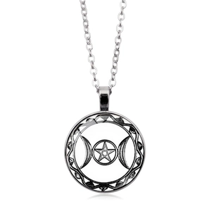 Vue macro du pendentif triple lune argenté avec pentagramme et chaîne à maillons fins