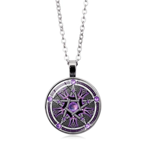 Vue détaillée du collier déesse triple lune avec pendentif pentagramme violet mystique