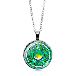 Détail du collier Déesse Triple Lune avec cabochon en verre vert et chaîne argentée