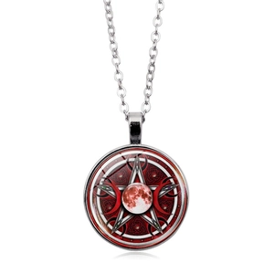 Gros plan du collier Triple Moon Goddess avec pentagramme rouge sous verre convexe