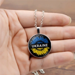 Collana con ciondolo in vetro girasole Ucraina con catena d'argento e petali blu