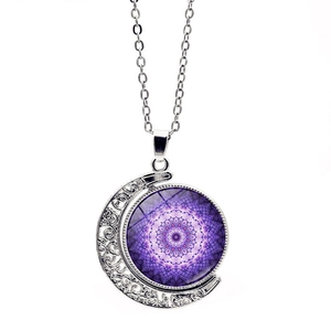 Détails du pendentif demi-lune argenté avec motif mandala violet et chaîne longue