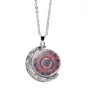Vue détaillée du pendentif fleur de mandala rotatif avec design de lune à double face