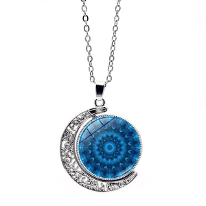 Détail du pendentif fleur de mandala rotatif avec gemme bleue et croissant de lune