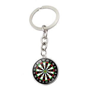 Vue détaillée d'un pendentif cabochon en verre cible de fléchettes sur un porte-clés