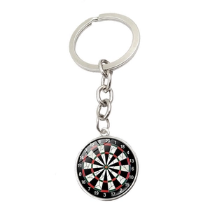 Détail d'un porte-clés cible de fléchettes en métal argenté avec un pendentif coloré classique