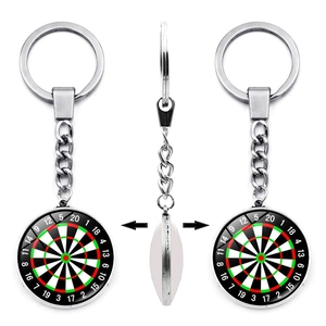 Nahaufnahme der Vorder-, Rück- und Seitenansicht des Dartscheiben-Schlüsselanhängers