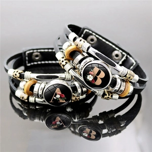 Pulsera de Cuero Artificial Multicapa Vintage con Letra Inicial Mujer Hombre Floral Vidrio Aleación Cuentas de Madera