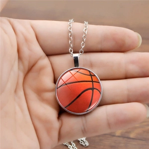 Ketting met ronde basketbal glazen hanger aan een fijne zilveren ketting voor vrouwen