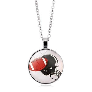 Detail van ronde glazen hanger ketting met Amerikaanse football en helm grafisch ontwerp