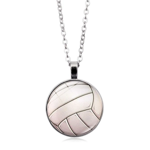 Zilveren volleybal hanger ketting met glazen koepel en klassieke schakelketting op wit decor