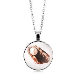 Detailopname van zilveren ketting met glazen hanger en afbeelding van een honkbalhandschoen