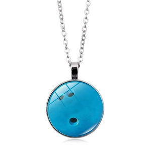 Gedetailleerd zicht op een bowlingbal hanger ketting met glazen koepel en zilveren metalen keten